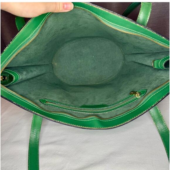Louis Vuitton St Jacques GM Handbag
Green Epi Leather - Picture 9 of 15